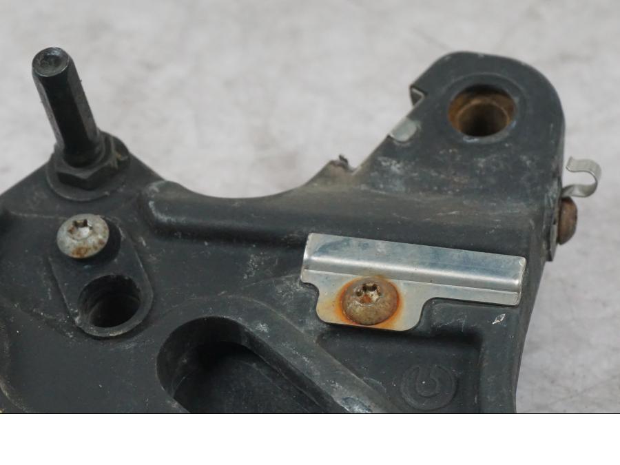 Vänster sida på Bromsoksfäste från en BMW S 1000 RR -2010 motorcykel.