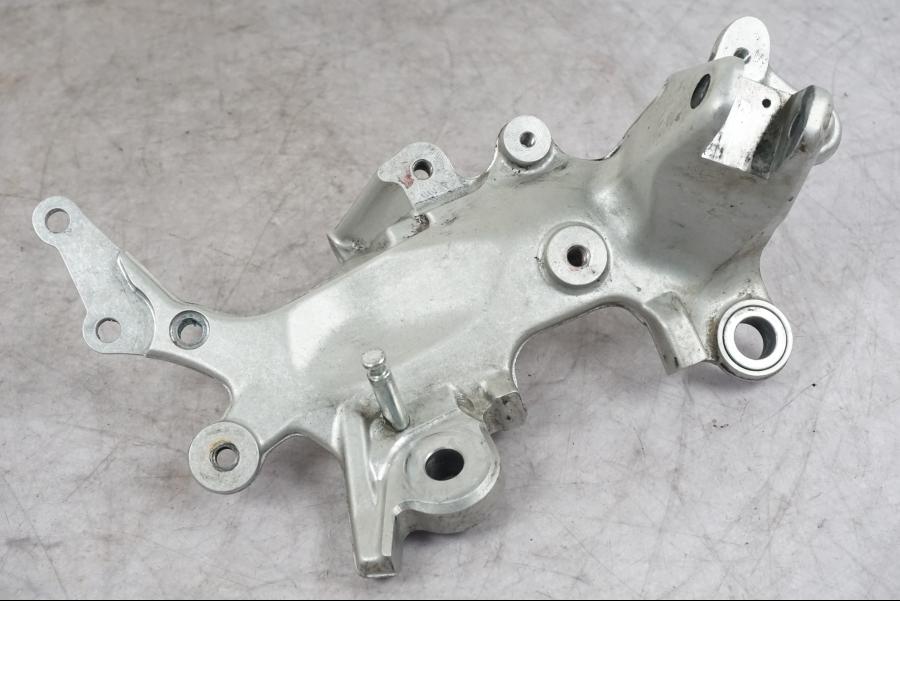 Framsidan på Fotpinnefäste från en Ducati Multistrada V4 -2024 motorcykel.