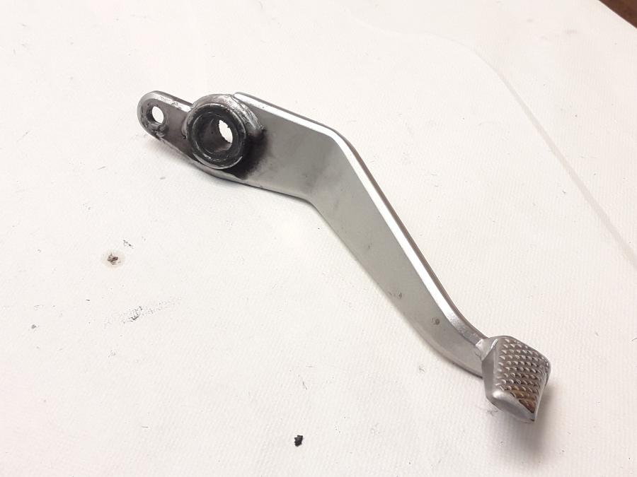 Framsidan på Bromspedal från en Kawasaki Z 800 -2015 motorcykel.