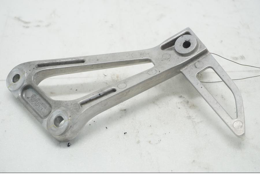 Baksidan på Fotpinnefäste från en Honda CBR 500 R -2013 motorcykel.