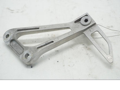 Baksidan på Fotpinnefäste från en Honda CBR 500 R -2013 motorcykel.