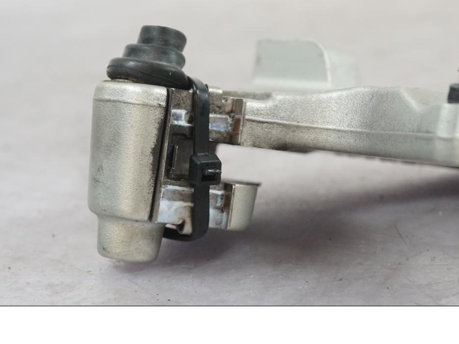 Snett uppifrån på Bromsoksfäste från en Ducati Desert X -2022 motorcykel.