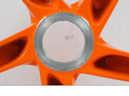 Baksidan på Fälg från en KTM 1290 Super Duke R EVO -2023 motorcykel.