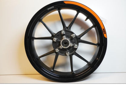 Framsidan på Fälg från en KTM 125 Duke -2017 motorcykel.