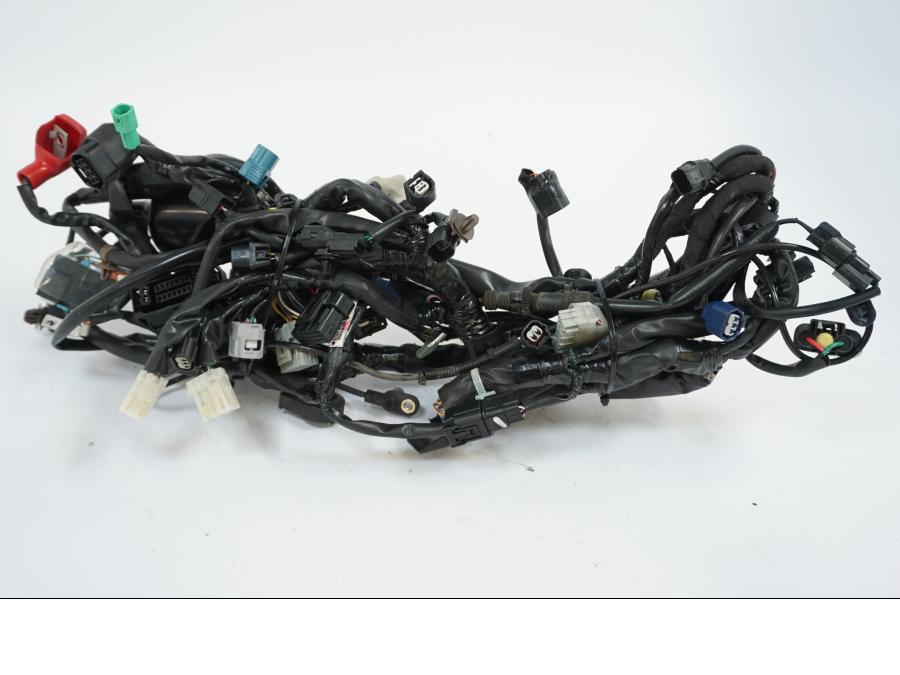 Vänster sida på Kablage från en Honda CB 650 R -2019 motorcykel.