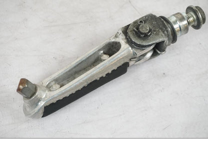 Snett nerifrån på Fotpinne från en Suzuki SV 650 -1999 motorcykel.