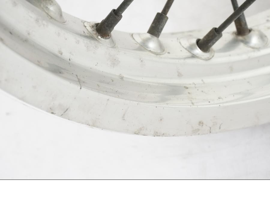 Snett nerifrån på Fälg från en Kawasaki KL 650A -1987 motorcykel.