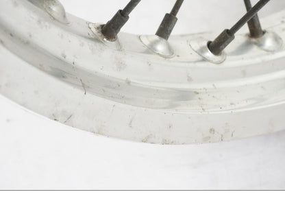 Snett nerifrån på Fälg från en Kawasaki KL 650A -1987 motorcykel.