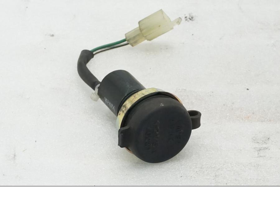 Framsidan på El uttag 12 V från en Yamaha XVZ 13TD -1999 motorcykel.