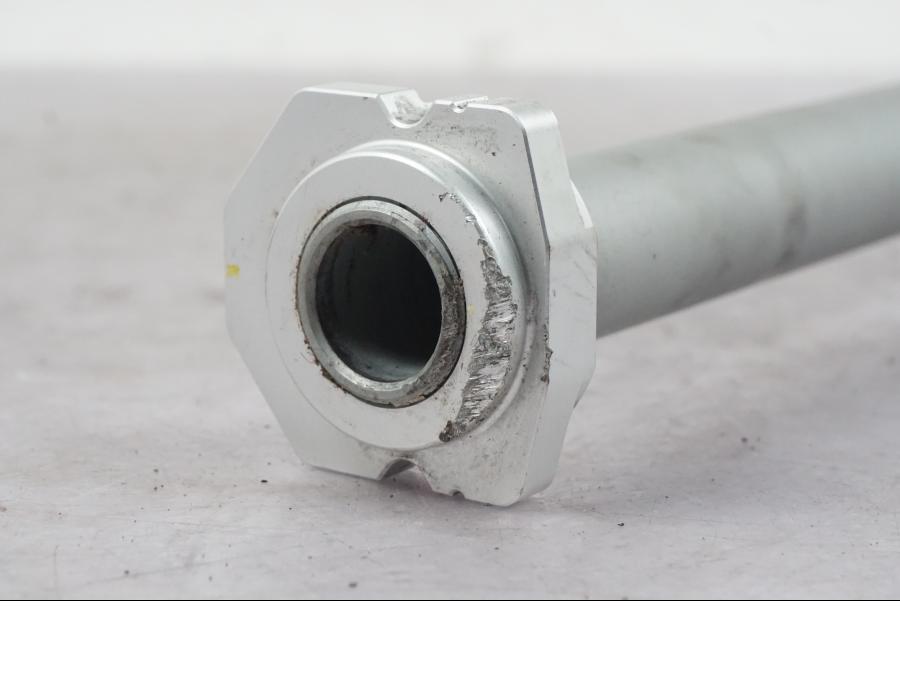 Höger sida på Axel från en Ducati Multistrada V4 -2024 motorcykel.