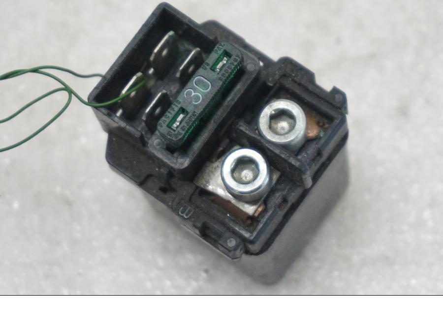 Framsidan på Startrelä från en Honda CBR 1100 XX -1998 motorcykel.