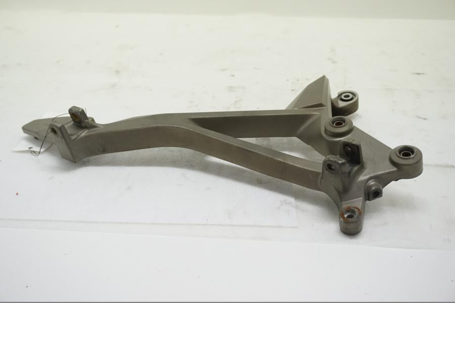 Framsidan på Fotpinnefäste från en Aprilia SL 750 Shiver -2008 motorcykel.