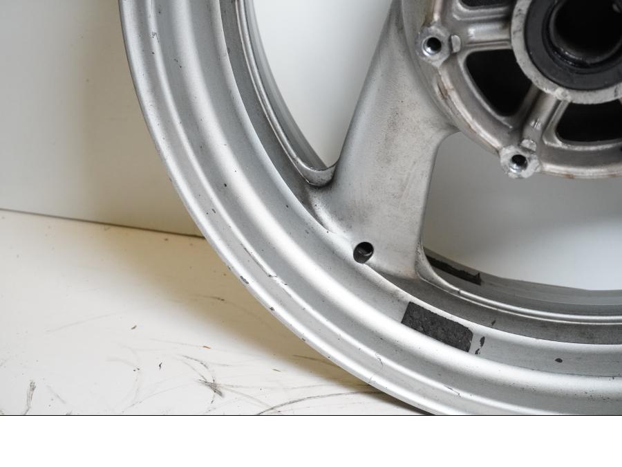 Snett nerifrån på Fälg från en Yamaha YZF 1000 R -1999 motorcykel.