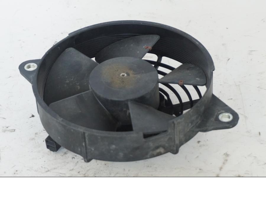 Snett nerifrån på Vattenkylfläkt från en Honda SH 300 A -2011 scooter.