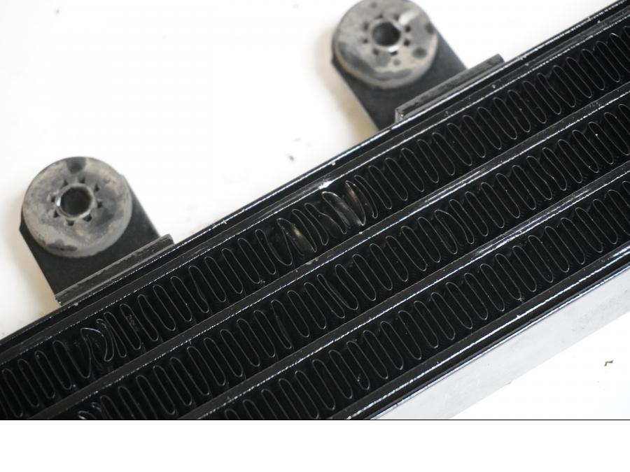 Snett nerifrån på Oljekyl från en Honda XRV 750 -1994 motorcykel.