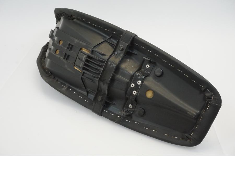 Snett nerifrån på Sadel från en Yamaha WR 125 -2010 motorcykel.