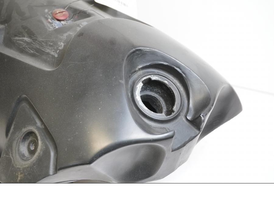 Baksidan på Bensintank från en KTM 640 Duke -2001 motorcykel.