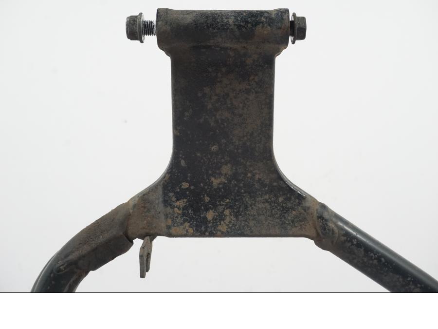 Höger sida på Centralstöd från en Suzuki GSF 1250 -2010 motorcykel.