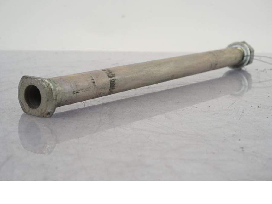 Baksidan på Axel från en Yamaha MT-09 SP -2018 motorcykel.