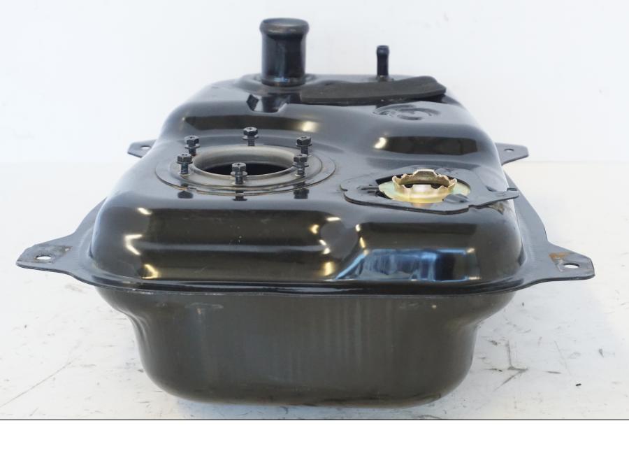 Snett nerifrån på Bensintank från en Kymco Agility 125 -2019 scooter.