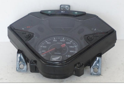 Vänster sida på Instrumentpanel från en Honda SH 300 A -2011 scooter.