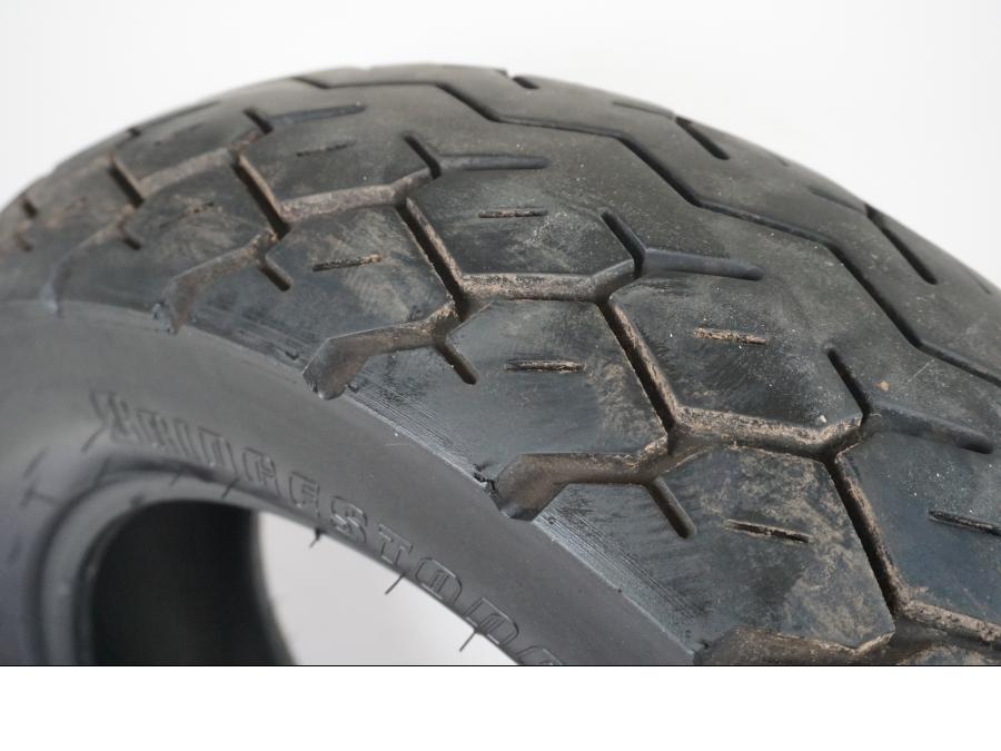 Extrabild1 på <p>Begagnad däck av märket Bridgestone och modell Exedra G546.</p>

<p>Dimension 170/80-15 M/C 77S. </p>

<p>Mönsterdjup ca: 4,00mm.</p>

<p>Mönsterdjup yttre kanter ca: 5,40mm.</p>

<p>Tillv: Vecka 44 år 2014.</p> moped.