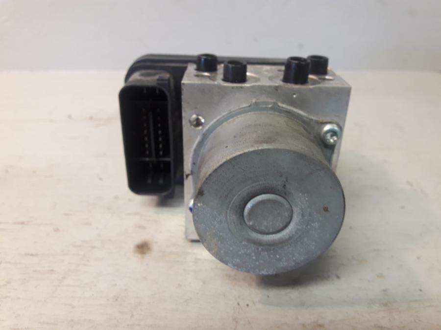 Baksidan på ABS Modulator från en Yamaha MT 125 -2017 motorcykel.