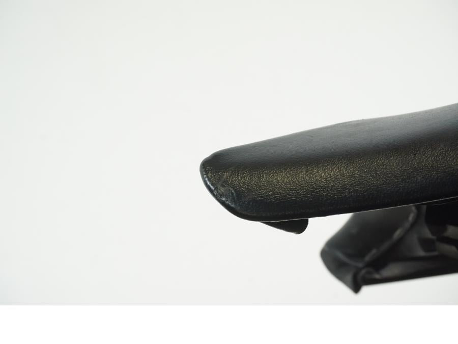 Snett nerifrån på Sadel från en Honda CBR 1000 RR -2010 motorcykel.