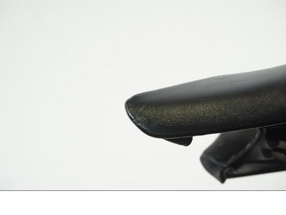 Snett nerifrån på Sadel från en Honda CBR 1000 RR -2010 motorcykel.