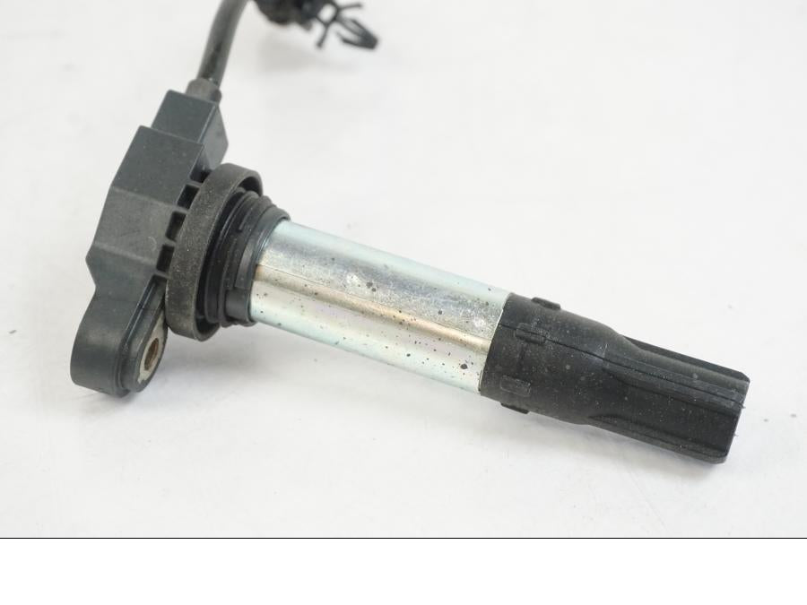 Vänster sida på Tändspole från en KTM 1290 Super Duke R -2022 motorcykel.