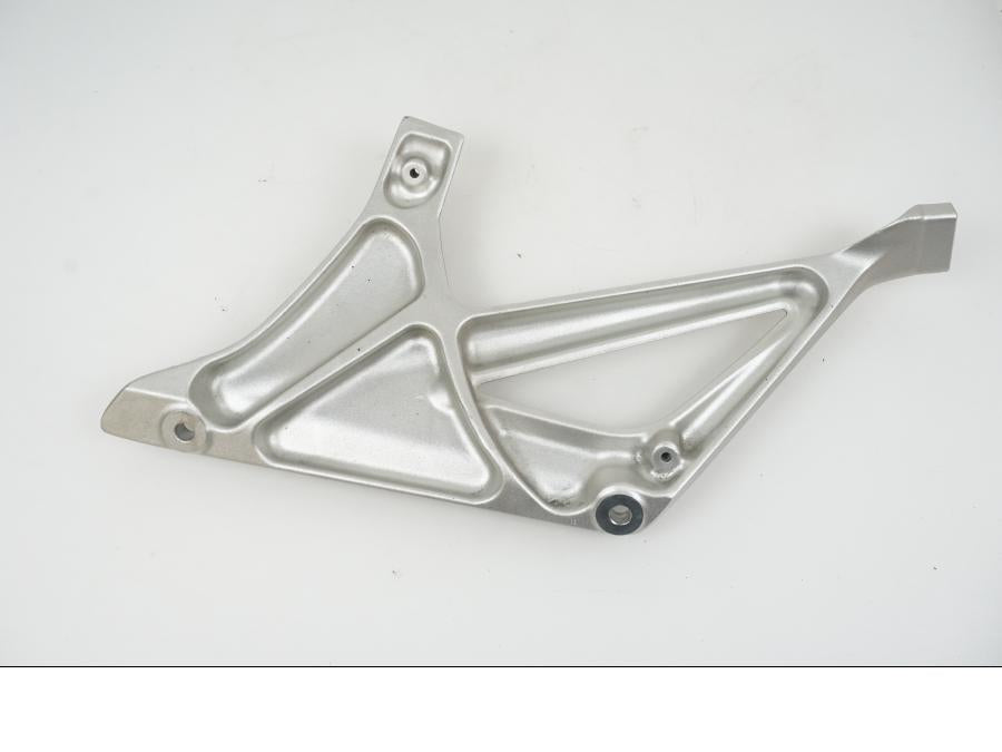 Baksidan på Fotpinnefäste från en BMW R 1250 RT -2022 motorcykel.