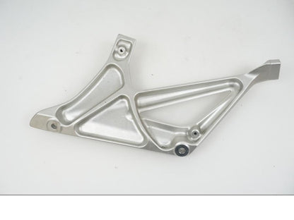 Baksidan på Fotpinnefäste från en BMW R 1250 RT -2022 motorcykel.