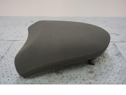 Baksidan på Sadel från en KTM 1290 Super Adventure -2015 motorcykel.