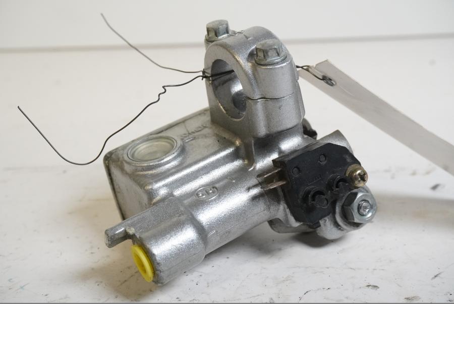 Höger sida på Bromshuvudcylinder från en Suzuki DRZ 400 -2006 motorcykel.