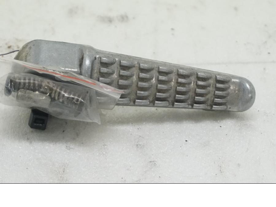 Framsidan på Fotpinne från en Kawasaki Versys 650 -2008 motorcykel.