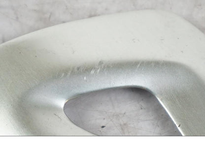 Baksidan på Hälskydd från en Triumph Tiger -2009 motorcykel.