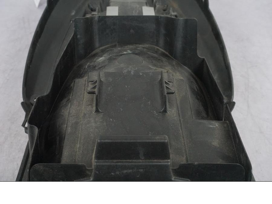 Vänster sida på Undertail från en Suzuki GSF 1250 -2010 motorcykel.