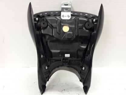 Vänster sida på Sadel från en Kawasaki ER-6N -2015 motorcykel.