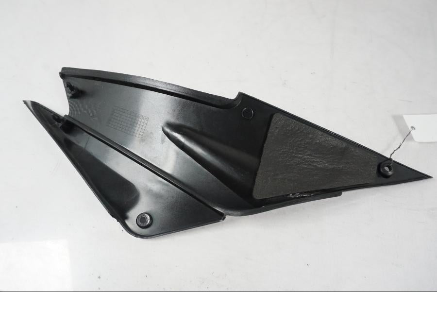 Baksidan på Sidopanel från en Kawasaki ZX-6R -2005 motorcykel.