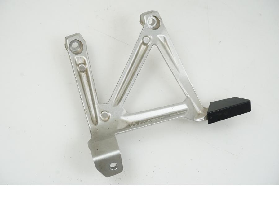 Baksidan på Fotpinnefäste från en BMW R 1250 GS -2017 motorcykel.