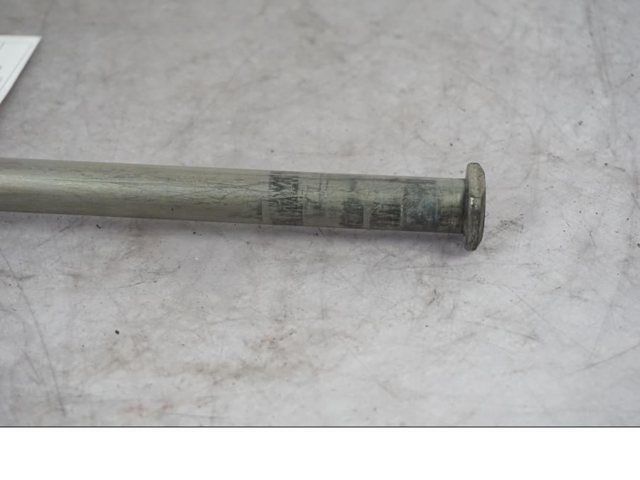 Höger sida på Axel från en Triumph Tiger Explorer -2016 motorcykel.