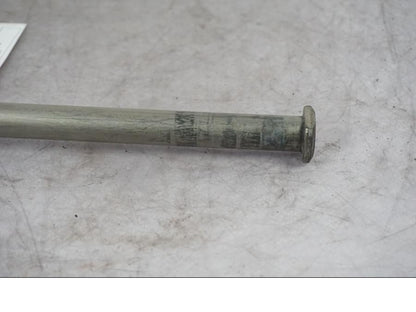 Höger sida på Axel från en Triumph Tiger Explorer -2016 motorcykel.