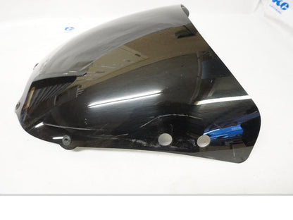 Baksidan på Vindruta från en Honda CBR 900 RR -1997 motorcykel.