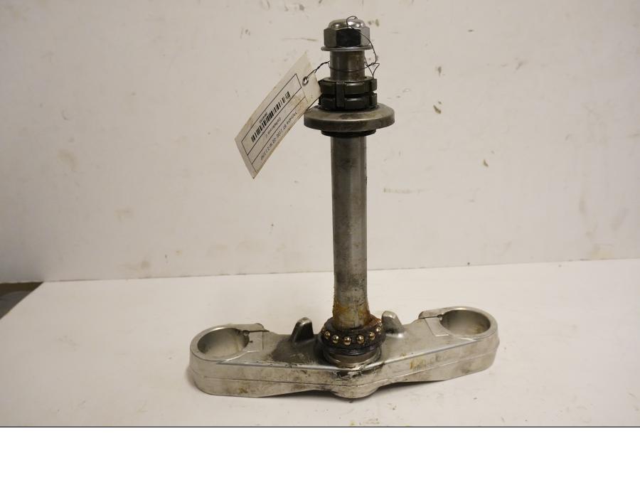 Framsidan på Gaffelkrona från en Yamaha BT 1100 -2002 motorcykel.