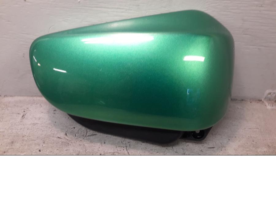 Framsidan på Sidopanel från en Suzuki VZ 1600 -2005 motorcykel.