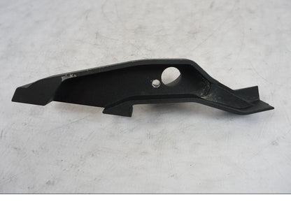 Snett nerifrån på Skylthållare från en KTM 1290 Super Duke R -2021 motorcykel.