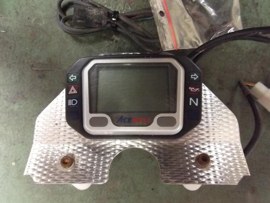 Baksidan på Instrumentpanel från en Yamaha XJR 1300 -2002 motorcykel.