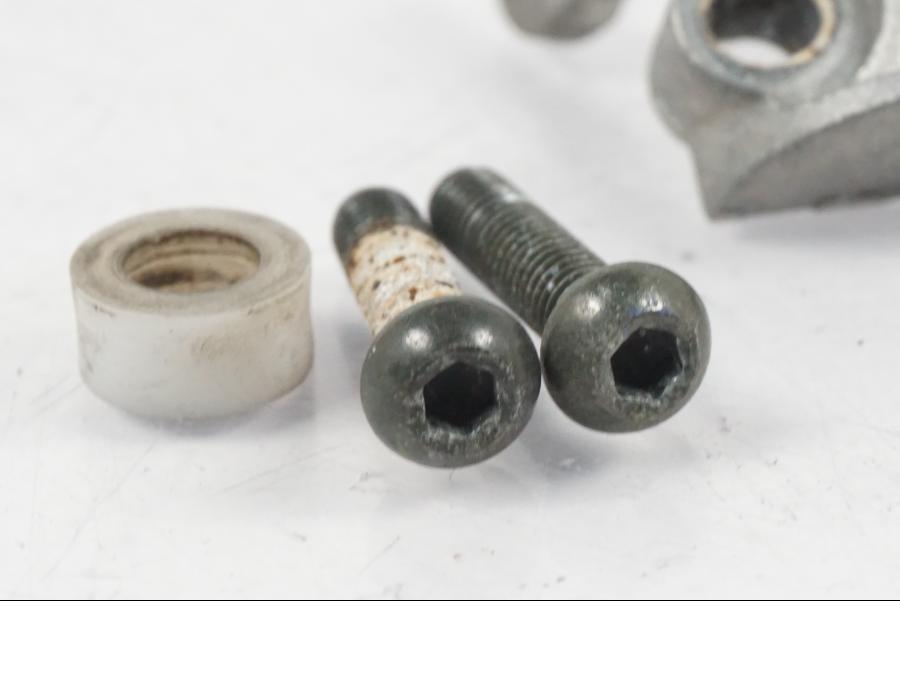 Vänster sida på Sadellåsmekanism från en Yamaha YZF 1000 R1 -2007 motorcykel.