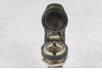 Baksidan på El uttag 12 V från en BMW R 1200 GS -2005 motorcykel.