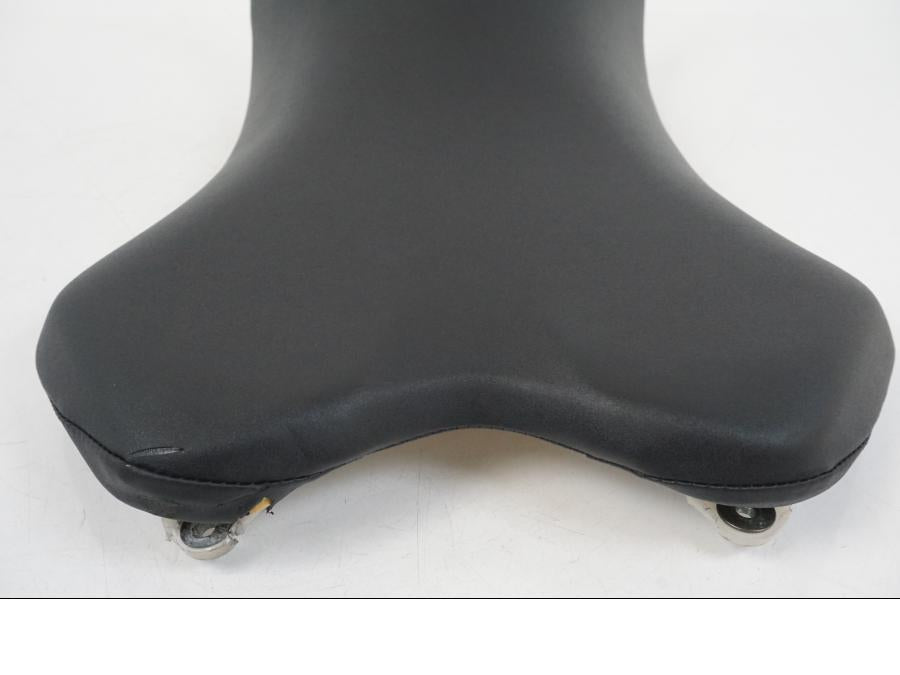 Vänster sida på Sadel från en Yamaha YZF 1000 R1 -2007 motorcykel.